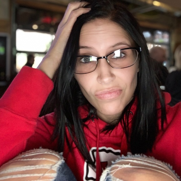 Meet your Posher, Amanda - Picture 2 of 6